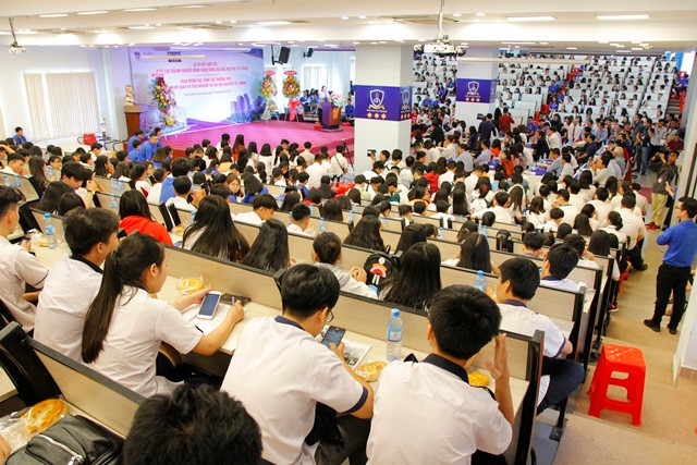 Học sinh tham quan trải nghiệm trường ĐH Nguyễn Tất Thành