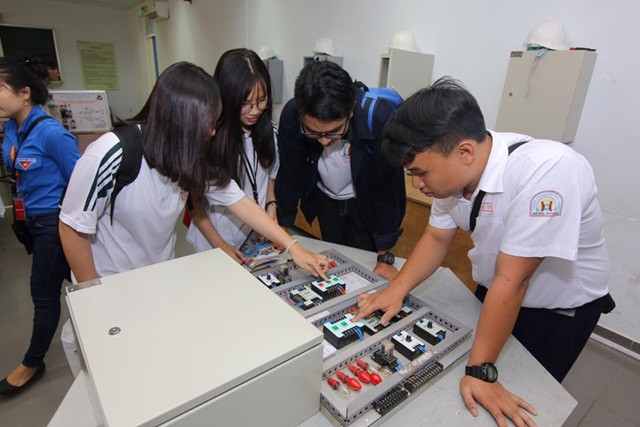 Học sinh tìm hiểu về các ngành nghề tại trường ĐH Nguyễn Tất Thành Học sinh tìm hiểu về các ngành nghề tại trường ĐH Nguyễn Tất Thành