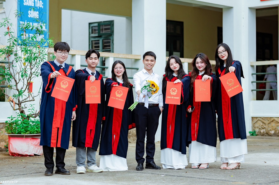 Đỗ Anh Thư (thứ 2 từ phải sang) luôn được thầy cô, bạn bè yêu mến.