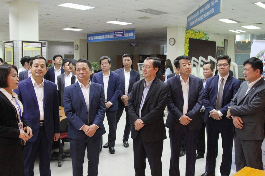 Đoàn công tác của Bộ Khoa học và Công nghệ trải nghiệm tại Trung tâm số Đại học Thái Nguyên. Đoàn công tác của Bộ Khoa học và Công nghệ trải nghiệm tại Trung tâm số Đại học Thái Nguyên.