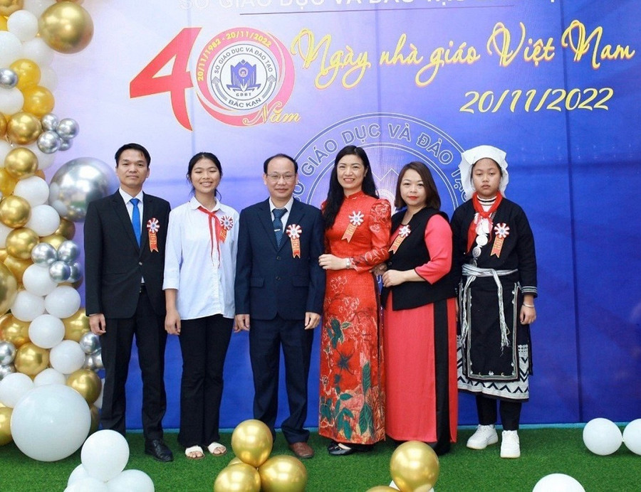 Thầy Lý Ngọc Chung (ngoài cùng bên trái) nhận bằng khen của Chủ tịch tỉnh Bắc Kạn nhân dịp kỉ niệm 40 năm ngày nhà giáo Việt Nam.