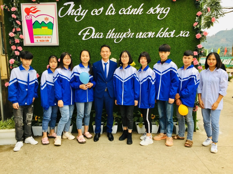 Thầy Lý Ngọc Chung và các em học sinh trường PTDT Nội trú Ngân Sơn.