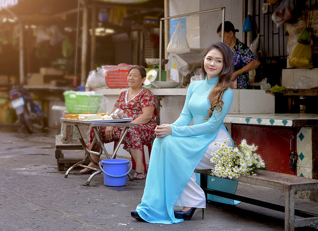 Cúc họa mi Hà Nội khoe sắc bên thiếu nữ Sài Gòn ảnh 4 Không chỉ xinh đẹp, kiếm tiền giỏi, Như Thơ còn thể hiện mình là cô nàng có tố chất nghệ thuật, cụ thể Thơ còn giành giải nhất “Tiếng hát sinh viên” quận Thủ Đức - TP.HCM.
