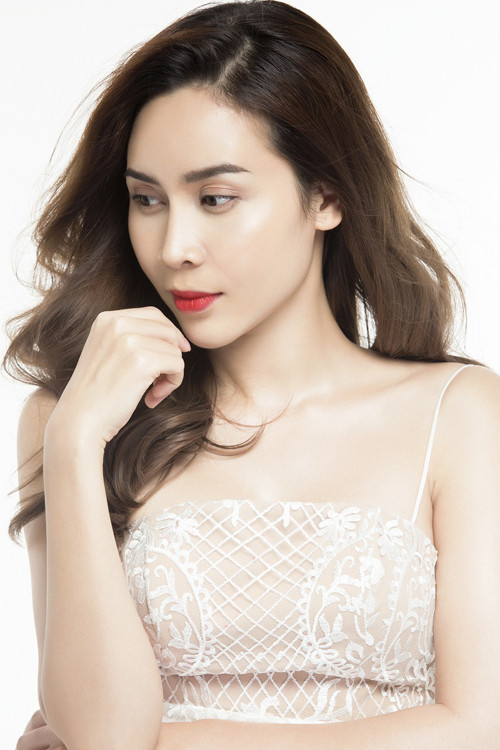 Nhiều khán giả nhận xét, giọng ca "Đừng ngoảnh lại" trẻ trung và quyến rũ hơn nhiều so với thời còn son rỗi. luu-huong-giang-khoe-anh-moi-sau-khi-thua-nhan-thm-my-7