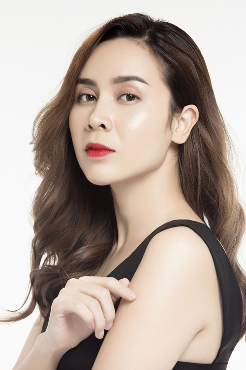 Bộ ảnh được thực hiện với sự hỗ trợ của stylist Hoàng Ku và make-up Ngân Thị. luu-huong-giang-khoe-anh-moi-sau-khi-thua-nhan-thm-my-11