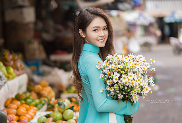 Cúc họa mi Hà Nội khoe sắc bên thiếu nữ Sài Gòn ảnh 9 Loài hoa Hà Nội khoe sắc giữa lòng Sài Gòn. Bộ ảnh được thực hiện ở một khu chợ bình dân tại Quận 1.
