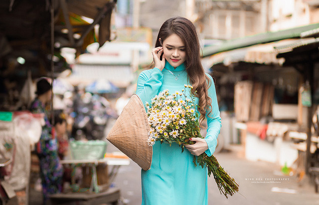 Cúc họa mi Hà Nội khoe sắc bên thiếu nữ Sài Gòn ảnh 8 Yêu thích loài hoa sinh trưởng trong mùa thu miền Bắc, nữ sinh Như Thơ và nhiếp ảnh Minh Hoá nhờ bạn mang hoa từ Hà Nội vào Sài Gòn để thực hiện bộ ảnh này.