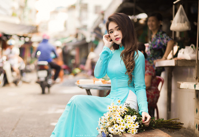 Cúc họa mi Hà Nội khoe sắc bên thiếu nữ Sài Gòn ảnh 7 Mùa thu này, cô và nhiếp ảnh Hoàng Minh Hoá quyết định thực hiện bộ ảnh thiếu nữ mặc áo dài khoe sắc bên hoa cúc họa mi.