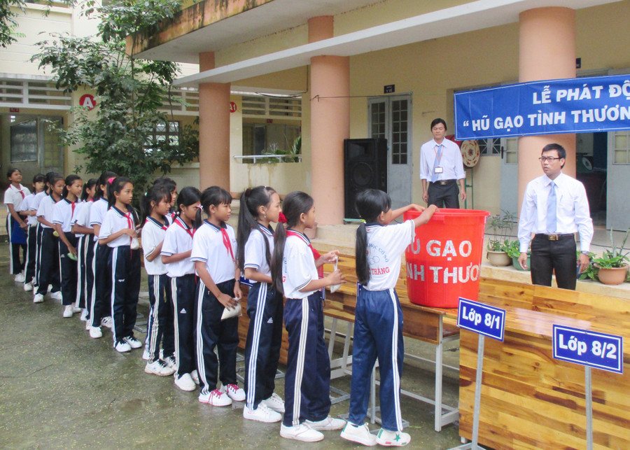 Phong trào Hũ gạo tình thương của trường THCS Tôn Đức Thắng