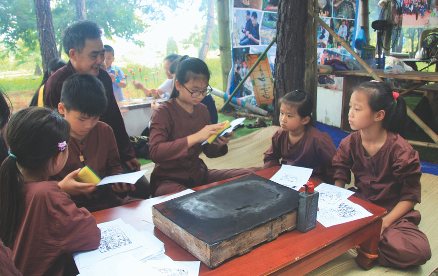 Làm tranh dân gian được tạo hình từ bản khắc gỗ...