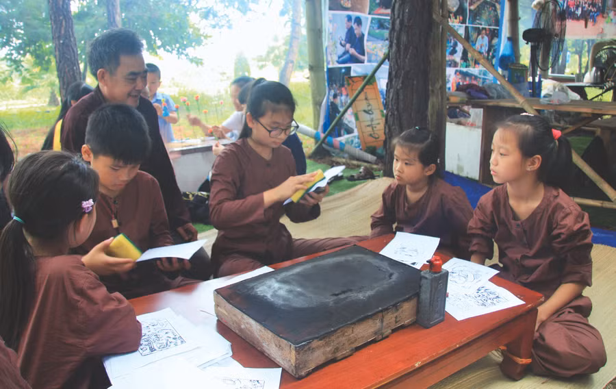 Làm tranh dân gian được tạo hình từ bản khắc gỗ...