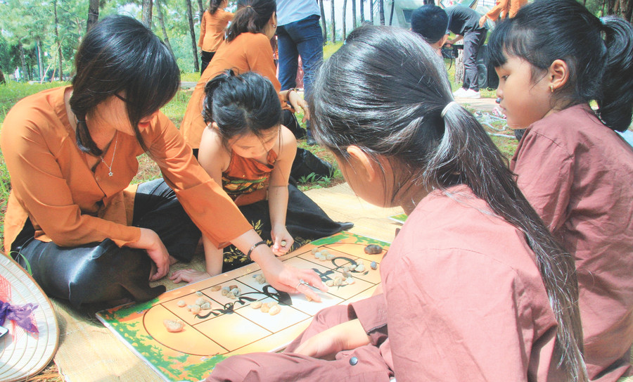 Chơi ô ăn quan gắn liền với tuổi thơ nhiều thế hệ