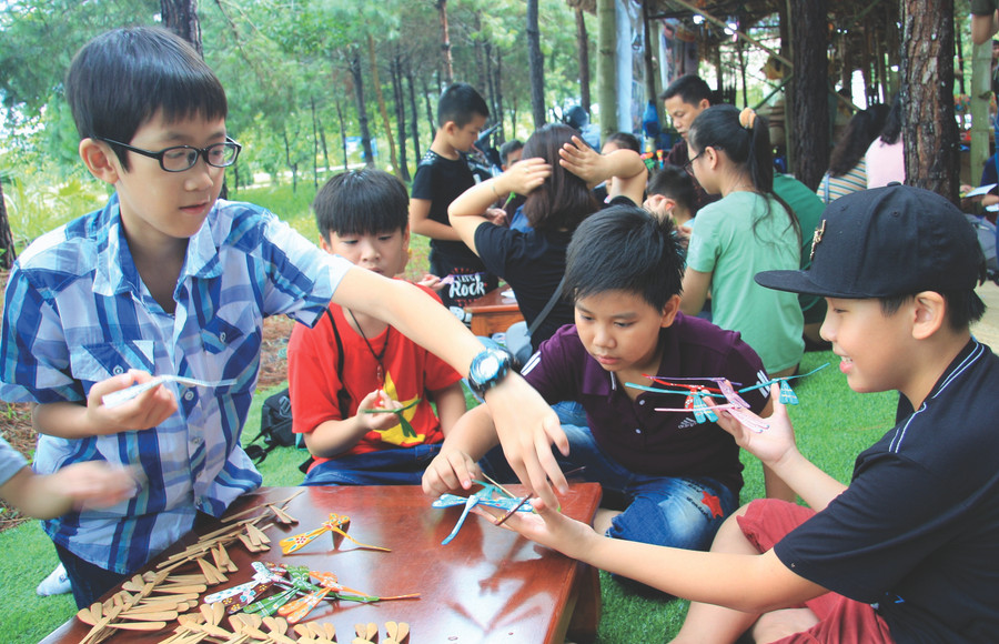 Làm và tô màu chuồn chuồn tre