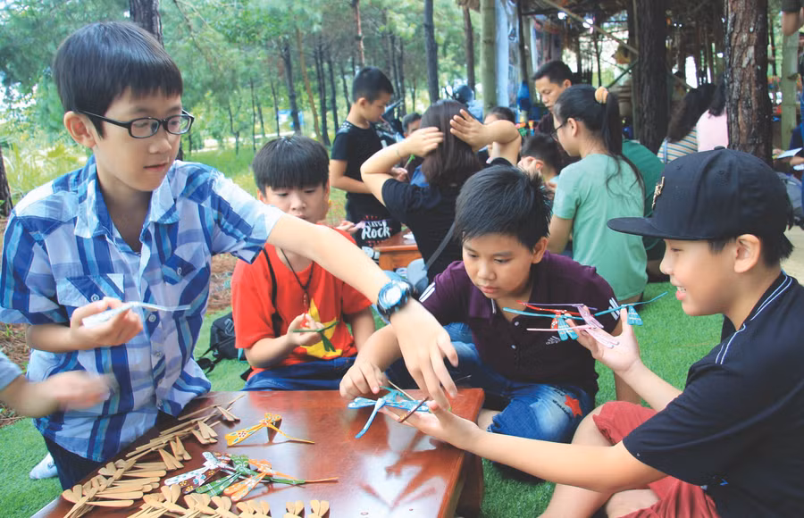 Làm và tô màu chuồn chuồn tre