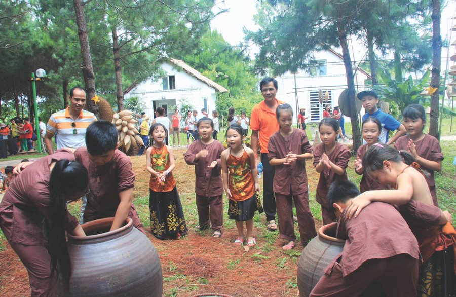 Trò chơi bắt trạch trong chum được các em nhỏ tham gia cổ vũ nhiệt tình