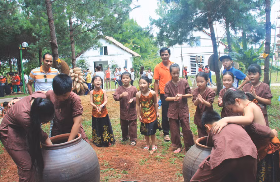Trò chơi bắt trạch trong chum được các em nhỏ tham gia cổ vũ nhiệt tình