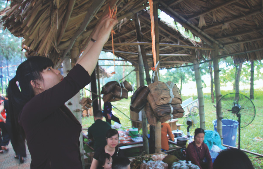 Nước vối, chè xanh, bánh gai, mít mật là những mặt hàng thu hút du khách