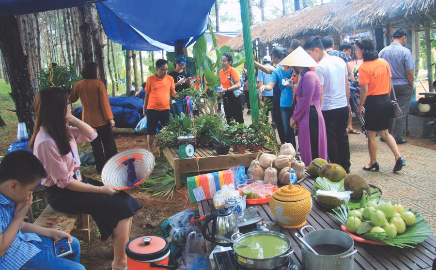 Những phiên chợ quê mộc mạc, giản dị, gợi nhớ về ký ức tuổi thơ để lớp trẻ, cũng như người lớn tuổi thêm hiểu và nhớ về một thời