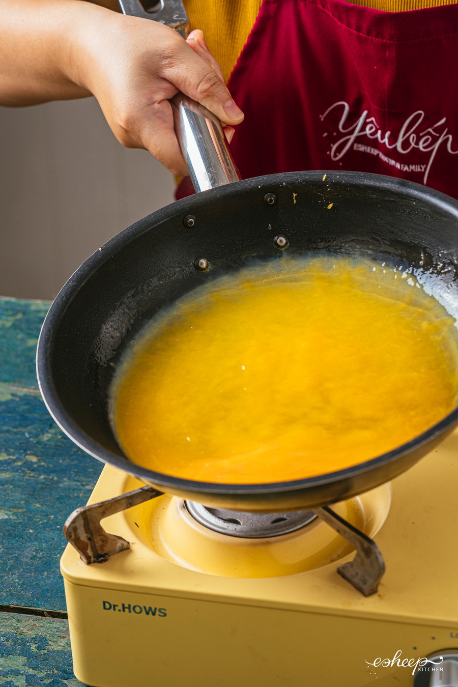 Chị Phan Anh tiết lộ bí kíp rán trứng là luôn rán ở lửa vừa và nhỏ. Chảo nóng quết 1 lớp dầu ăn mỏng rồi múc 1 muôi trứng đổ vào chảo. Vừa đổ vừa xoay chảo theo hình tròn liên tục vài vòng để dàn đều định hình, không lo chỗ dày chỗ mỏng.