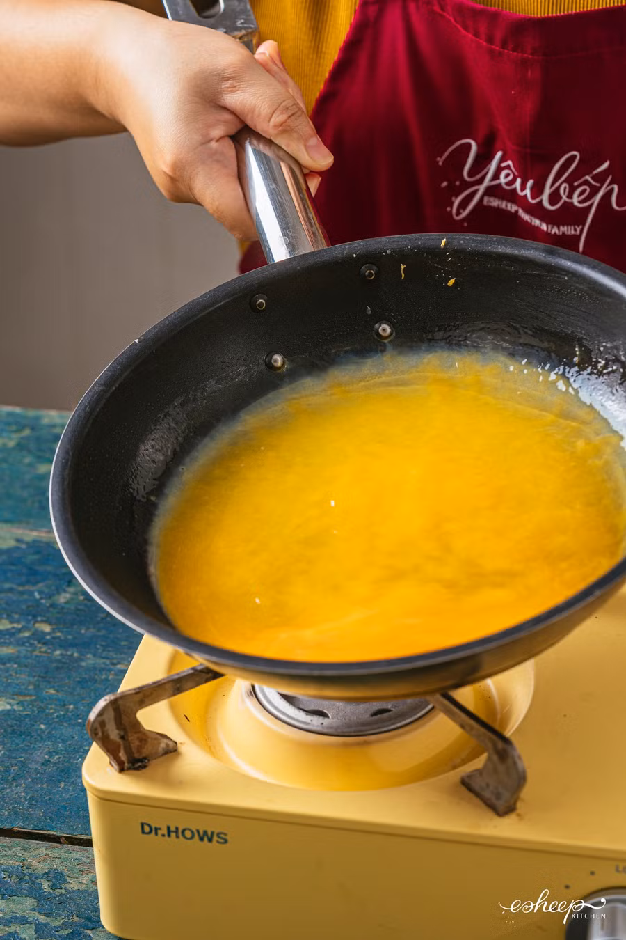 Chị Phan Anh tiết lộ bí kíp rán trứng là luôn rán ở lửa vừa và nhỏ. Chảo nóng quết 1 lớp dầu ăn mỏng rồi múc 1 muôi trứng đổ vào chảo. Vừa đổ vừa xoay chảo theo hình tròn liên tục vài vòng để dàn đều định hình, không lo chỗ dày chỗ mỏng.