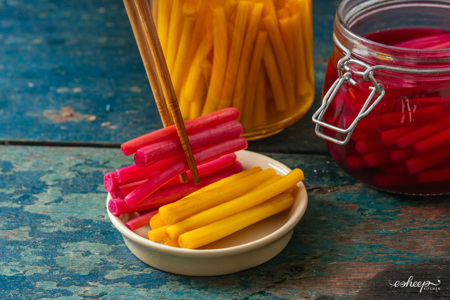 Thêm ngó sen chua ngọt để cuộn cơm có hương vị hài hòa, chua ngọt giòn xốp chống ngán.