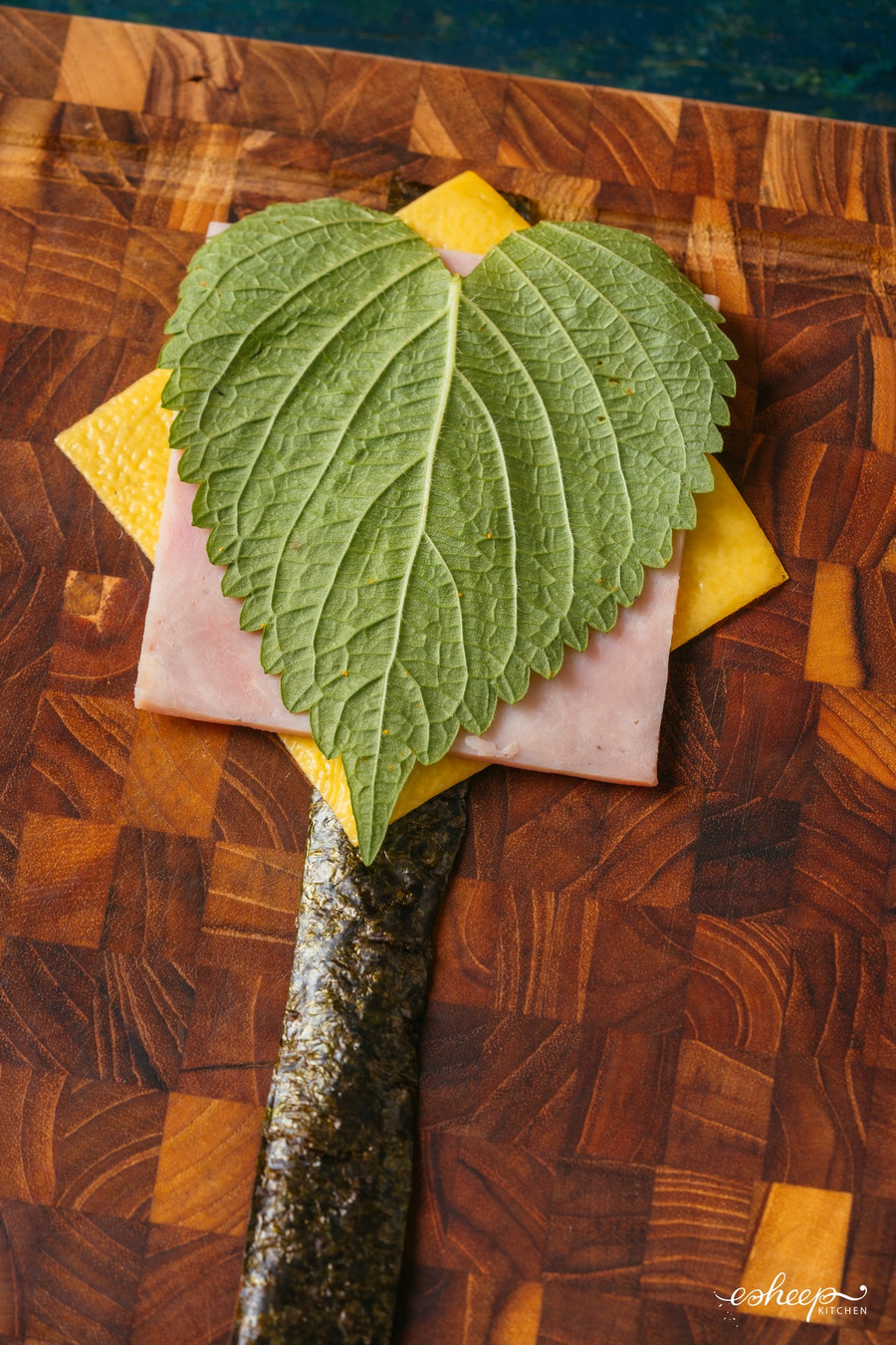 Xếp các nguyên liệu theo thứ tự: Rong biển, trứng gà, Jambon, lá vừng