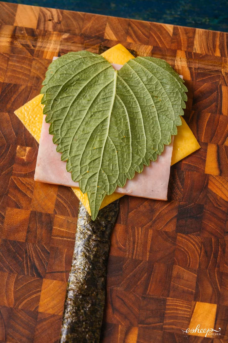 Xếp các nguyên liệu theo thứ tự: Rong biển, trứng gà, Jambon, lá vừng