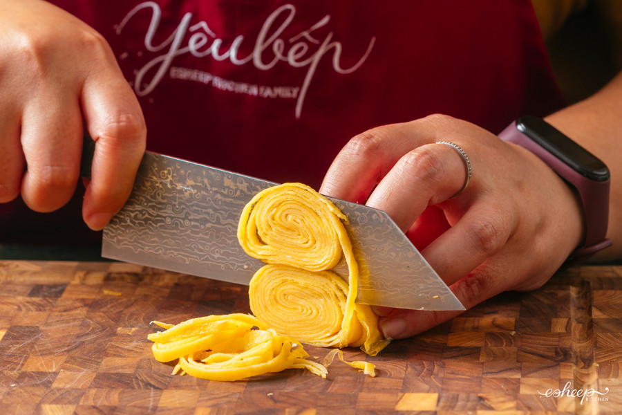 Phần viền trứng thừa sẽ thái sợi để làm nhân cơm cuộn luôn, hoặc các bạn có thể làm thêm các món như gỏi cuốn bánh tráng, diếp cuốn trứng thịt hay bún thang cũng siêu ngon.