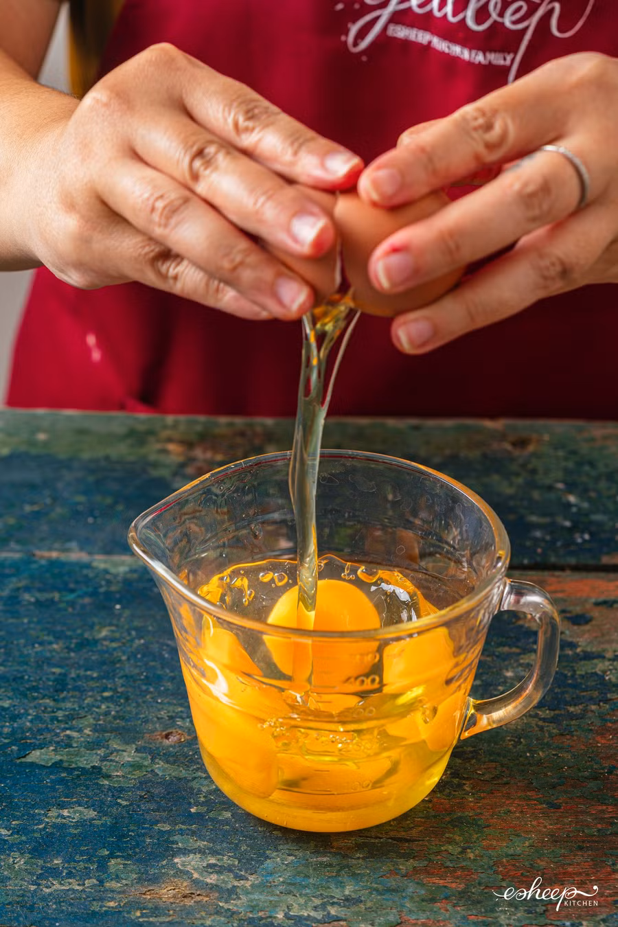 Đập trứng vào bát, đánh tan cùng 1 nhúm muối nhỏ.