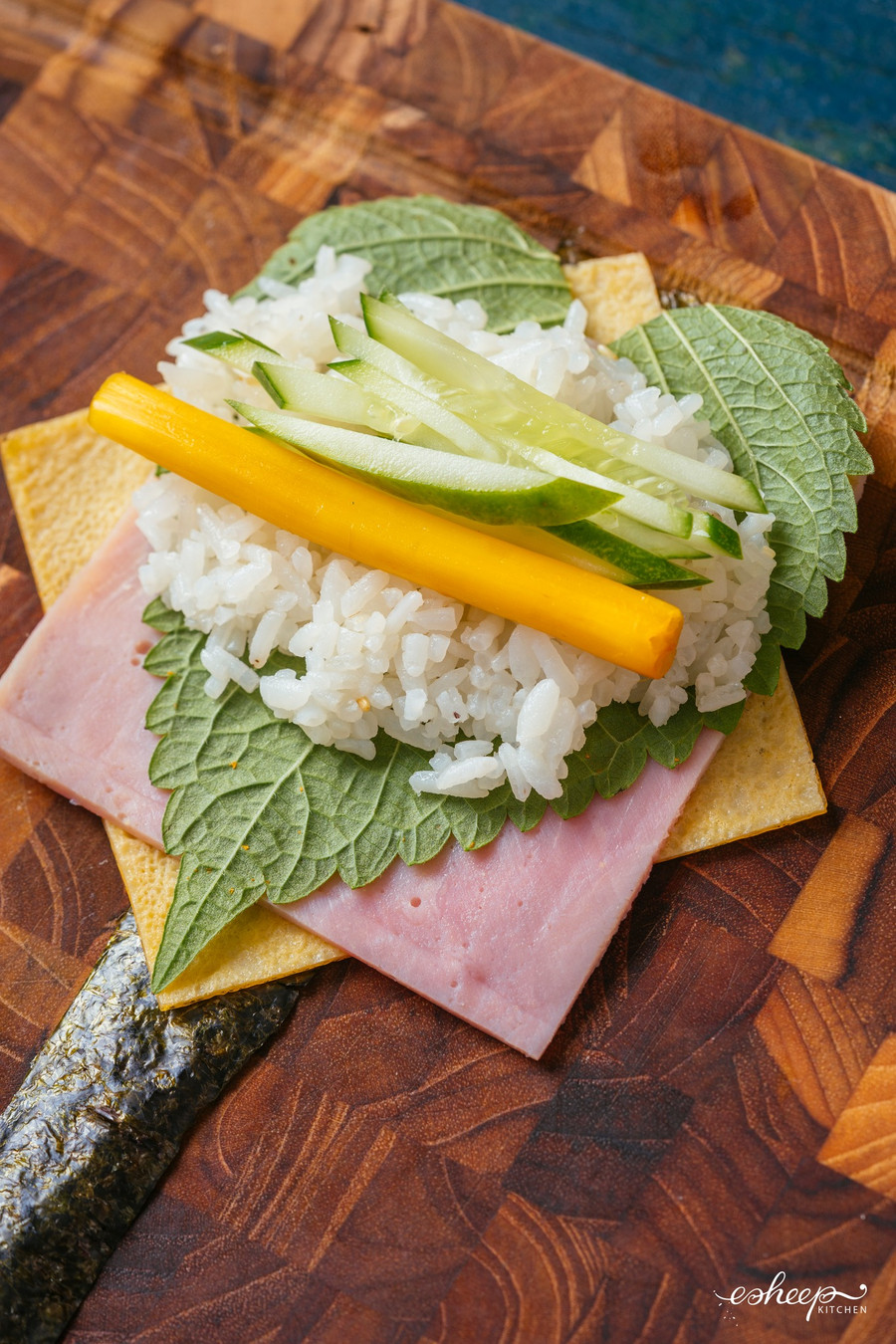 Tiếp theo là thêm 1 thìa cơm dàn mỏng rồi dưa chuột, ngó sen chua ngọt.