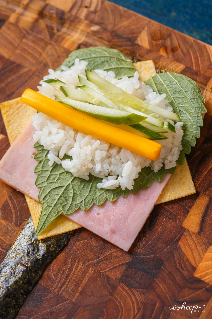 Tiếp theo là thêm 1 thìa cơm dàn mỏng rồi dưa chuột, ngó sen chua ngọt.