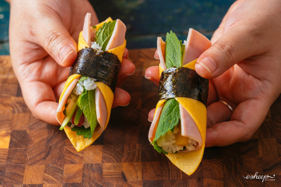 Cuối cùng là cuộn chặt tay như cuộn cơm bình thường rồi dán mép “dây nịt” rong biển lại là xong.