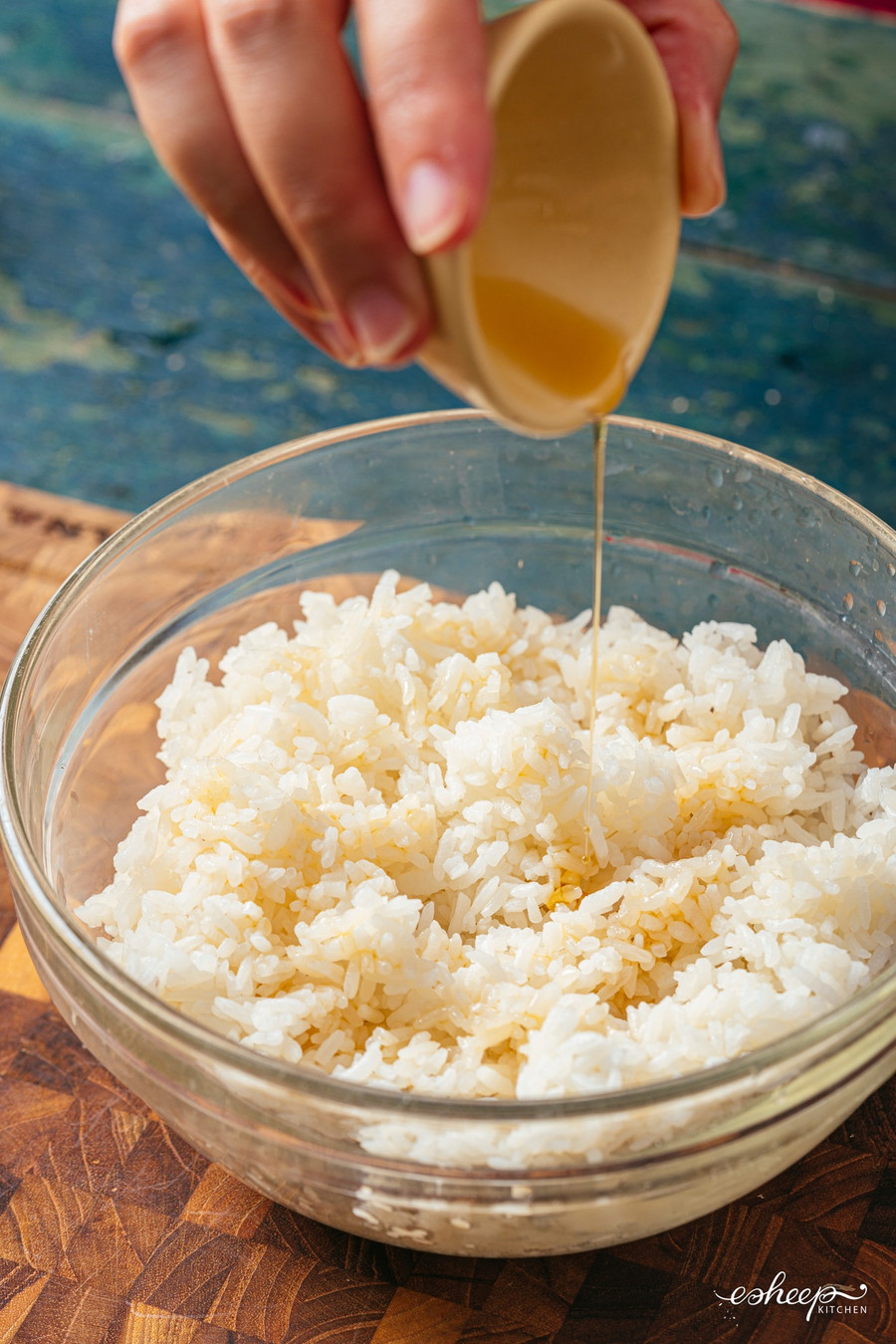 Là kimbap đương nhiên không thể thiếu món cơm.Bạn nên trộn cơm cùng dầu mè, hạt mè rang ngay khi cơm còn ấm và sau đấy cuộn luôn. Không nên dùng cơm quá nóng sẽ khiến rong biển và các loại nhân dễ bị mềm, ỉu.