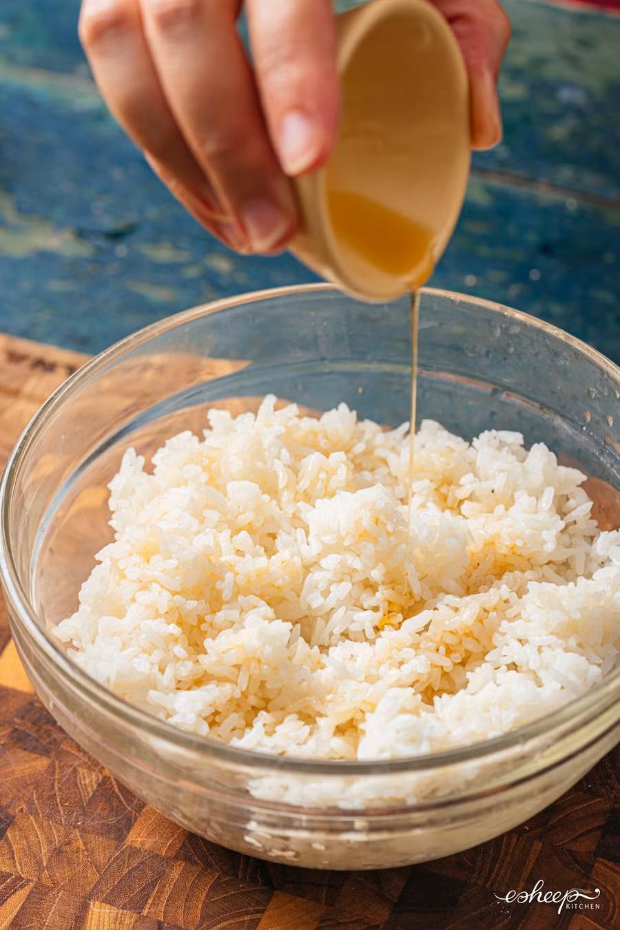 Là kimbap đương nhiên không thể thiếu món cơm.Bạn nên trộn cơm cùng dầu mè, hạt mè rang ngay khi cơm còn ấm và sau đấy cuộn luôn. Không nên dùng cơm quá nóng sẽ khiến rong biển và các loại nhân dễ bị mềm, ỉu.