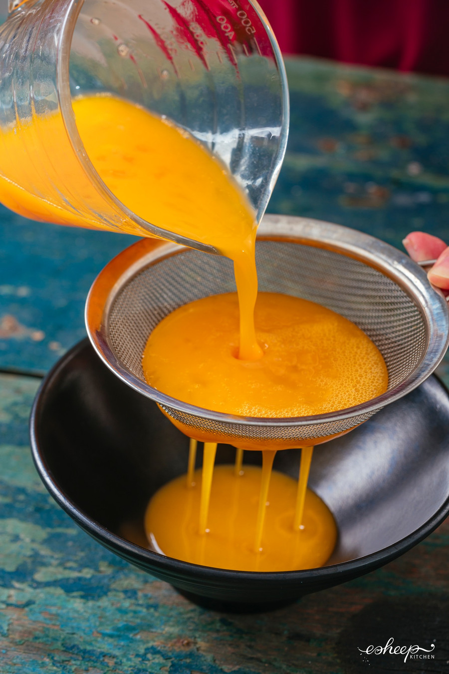 Dùng rây lược hết phôi trứng, hỗn hợp sẽ rất mướt, khi rán trứng vàng ươm, đều màu và bóng mướt.