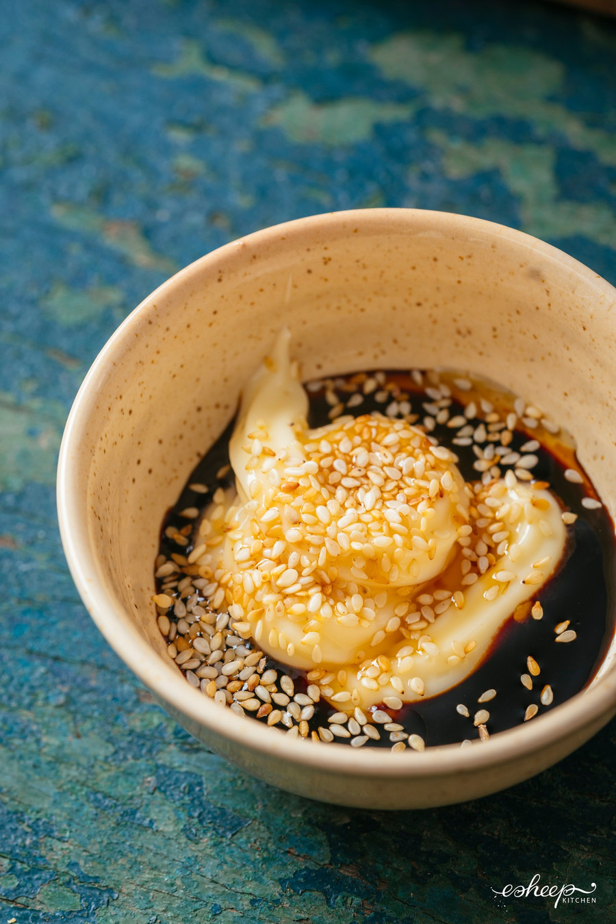 Pha xốt chấm với nước tương, xốt mayonnaise, dầu mè, hạt mè rang rồi khuấy cho hỗn hợp tan hết, sánh quyện là được