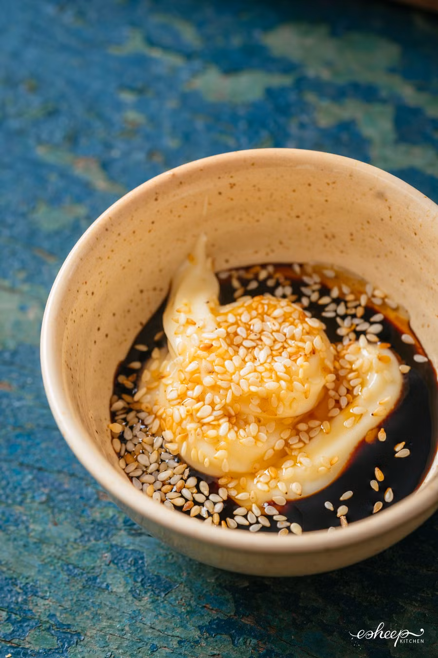 Pha xốt chấm với nước tương, xốt mayonnaise, dầu mè, hạt mè rang rồi khuấy cho hỗn hợp tan hết, sánh quyện là được