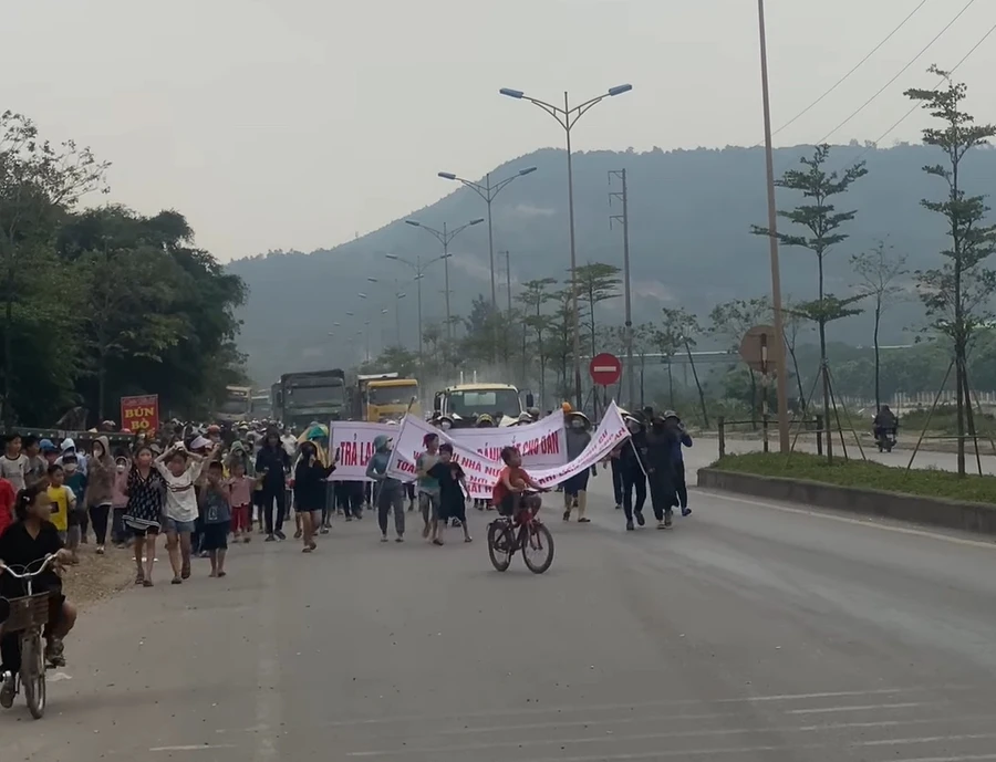 Hàng trăm người dân tập trung phản đối xây dựng dự án. (Ảnh: CTV)