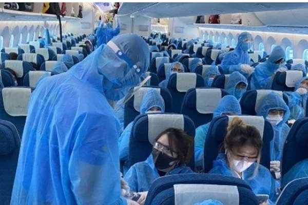 Lây nhiễm COVID-19: Yêu cầu Vietnam Airlines kiểm điểm, làm rõ vi phạm