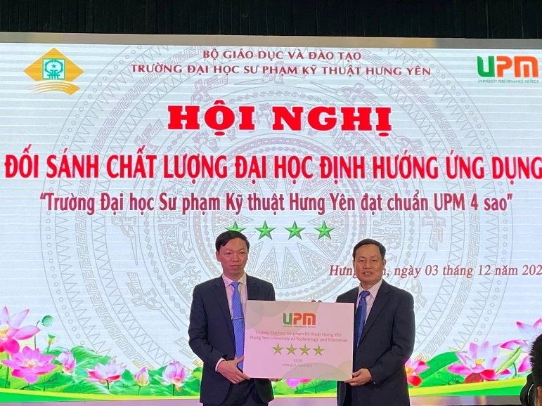 PGS.TS Bùi Trung Thành – Hiệu trưởng Trường ĐH Sư phạm Kỹ thuật Hưng Yên (Bên trái) nhận giấy chứng nhận đạt 4 sao theo Hệ thống đối sánh chất lượng giáo dục đại học