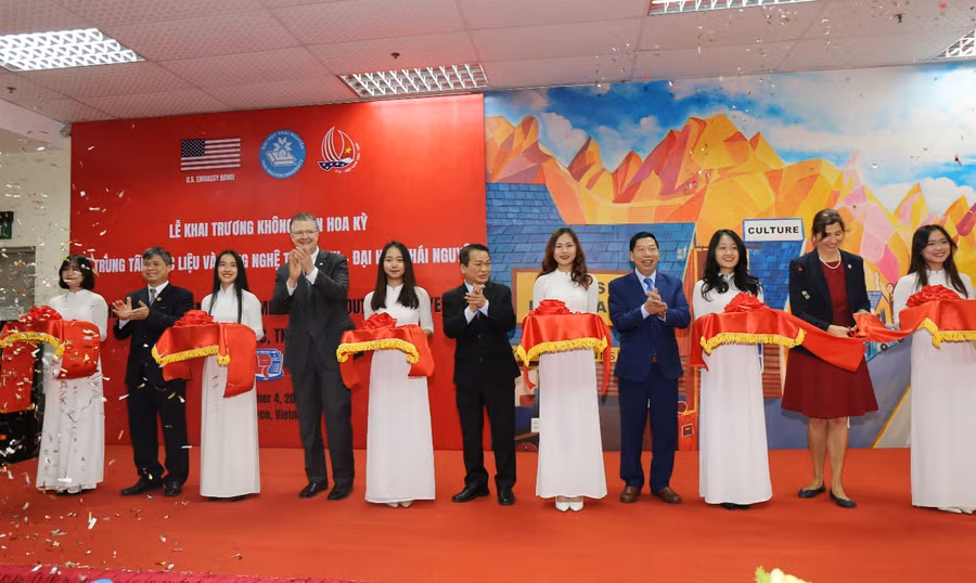 Các đại biểu cắt băng khai trương Không gian Hoa kỳ tại Đại học Thái Nguyên