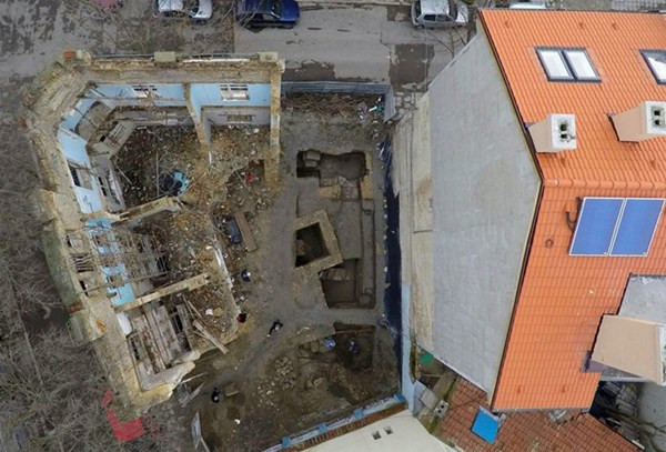 Xây nhà mới, phát hiện thành cổ 1000 năm tuổi ảnh 2