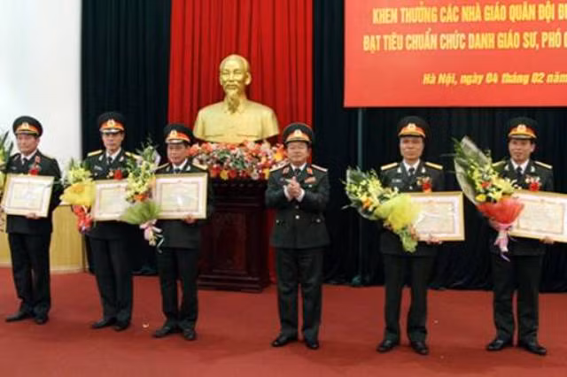 Thượng tướng Đỗ Bá Tỵ trao Bằng khen cho các nhà giáo đạt tiêu chuẩn chức danh GS, PGS
.