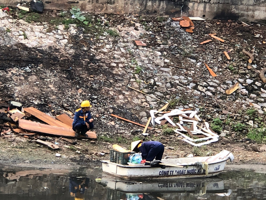 Công nhân môi trường hàng ngày vẫn phải vất vả vớt rác do nhiều người thiếu ý thức xả thẳng xuống sông. Ảnh: TG