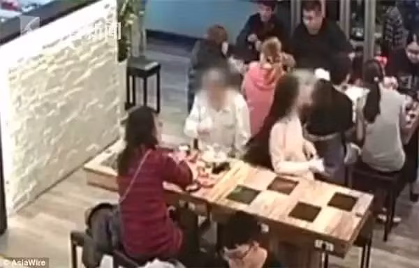 Ngỡ ngàng lý do khiến cô gái bị người đàn ông hắt cả nồi lẩu vào mặt giữa quán ăn