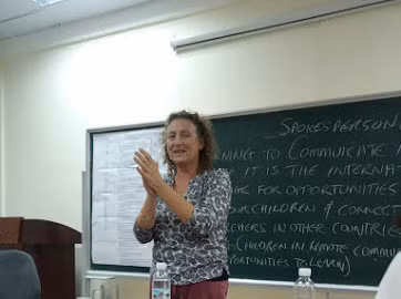 Chuyên gia Caron Manashe trên lớp học. Ảnh : NVCC
