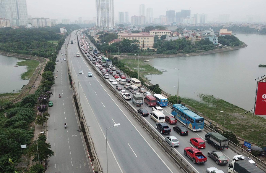 Ùn tắc kéo dài trên đường cao tốc Pháp Vân - Cầu Giẽ. Ảnh Xuân Phú