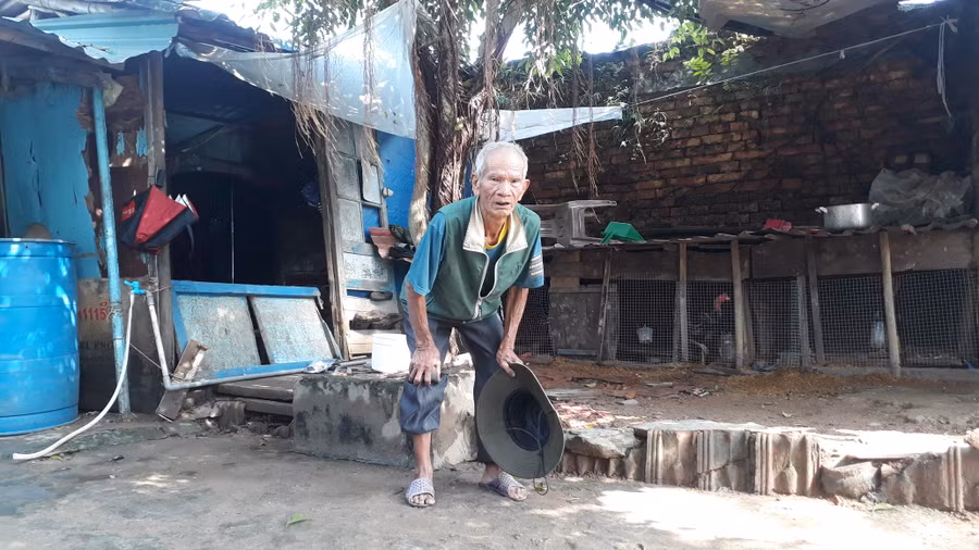 Hàng chục năm nay người dân nghèo ở Thượng thành Huế phải sinh sống trong những ngôi nhà tạm bợ, nhếch nhác Hàng chục năm nay người dân nghèo ở Thượng thành Huế phải sinh sống trong những ngôi nhà tạm bợ, nhếch nhác