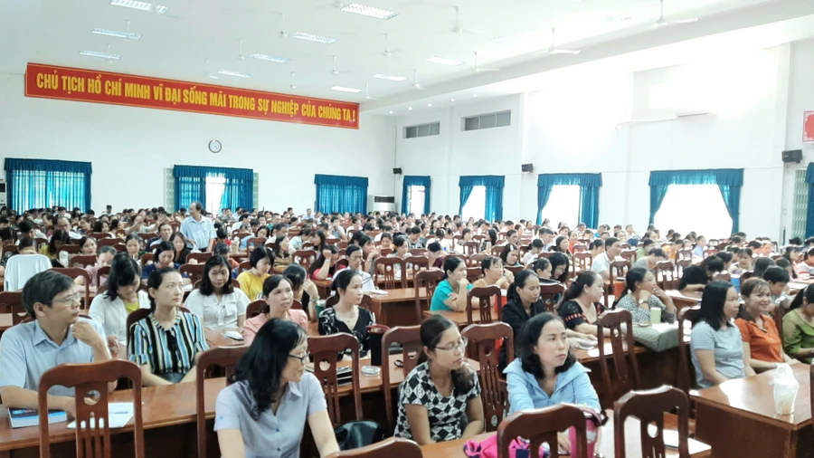 Cán bộ, nhà giáo dự Hội thảo.