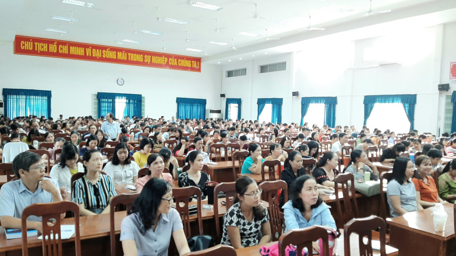Cán bộ, nhà giáo dự Hội thảo.